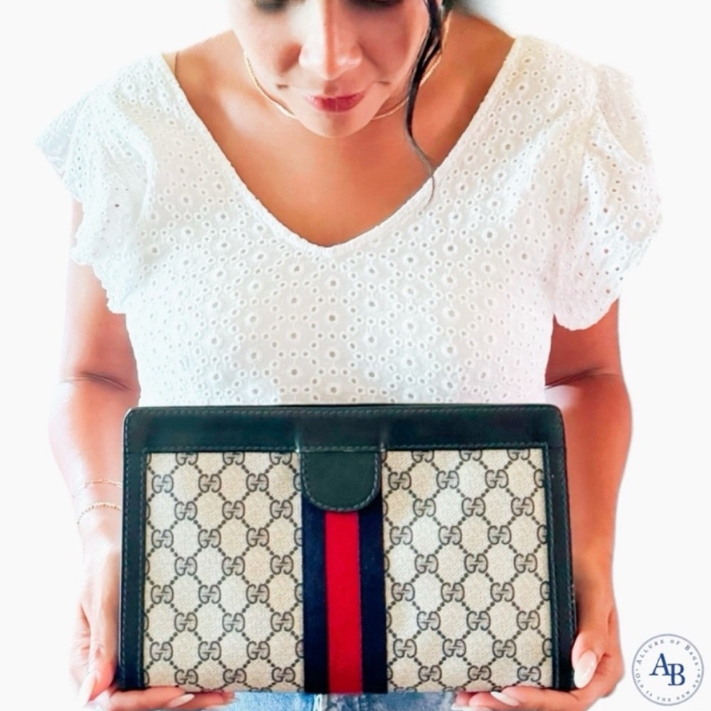 GUCCI GG Monogram Supreme Vintage Clutch – Navy Blue